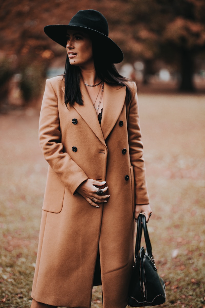 femme en manteau marron très adepte de la mode