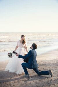 Un marié avec ses accessoires sur une plage