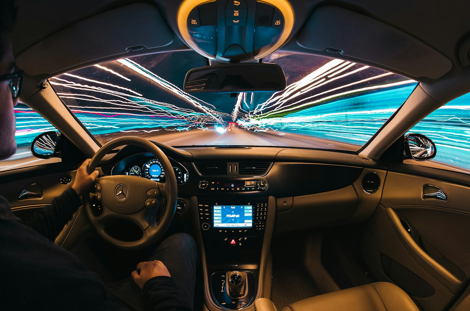 photographie en accéléré d'un homme dans une voiture équipée de sièges OMD