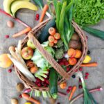 un panier rempli de différentes sortes de légumes bio du jardin