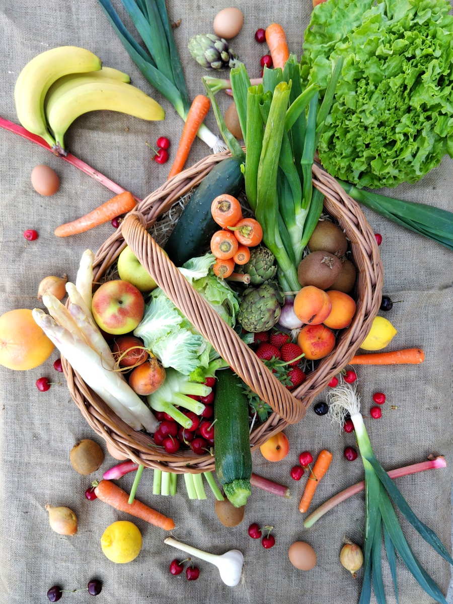 un panier rempli de différentes sortes de légumes bio du jardin