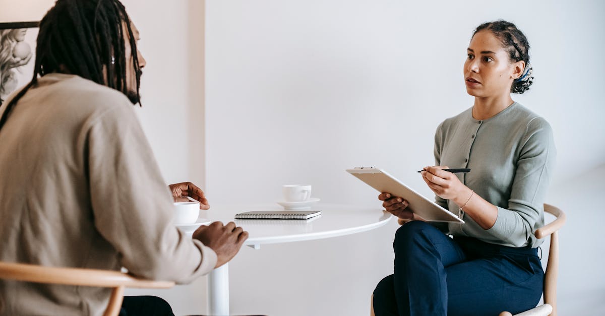 découvrez la psychologie humaniste, une approche novatrice qui met l'accent sur l'individualité, la croissance personnelle et l'expérience humaine. explorez comment cette discipline favorise le bien-être mental et l'épanouissement personnel à travers des concepts tels que l'empathie et la compréhension.