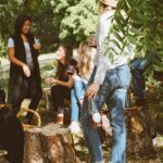 Un groupe d'amis partage un moment de convivialité lors d'une sortie en forêt