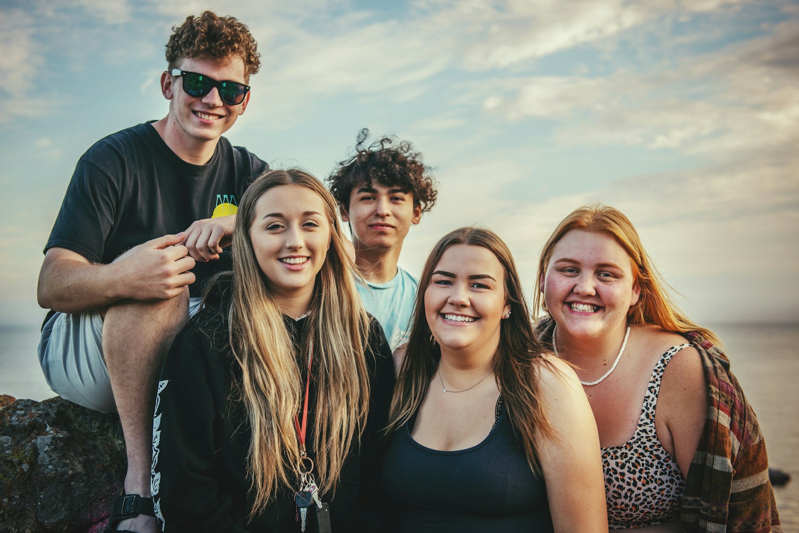 Photographie de jeunes à l'extérieur pendant la journée