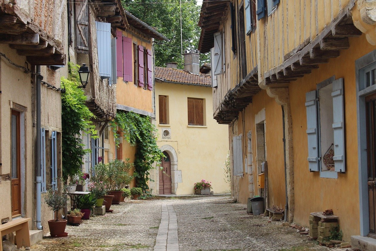 découvrez le gers, une région de france riche en histoire et en paysages magnifiques. explorez ses villages pittoresques, sa gastronomie savoureuse et ses traditions culturelles. parfait pour les amateurs de nature et de patrimoine!