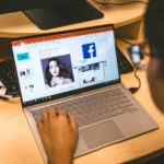 personne utilisant un ordinateur portable naviguant sur l'application Facebook