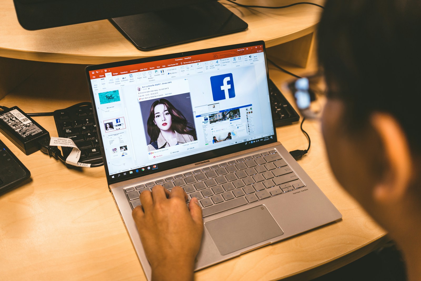 personne utilisant un ordinateur portable naviguant sur l'application Facebook