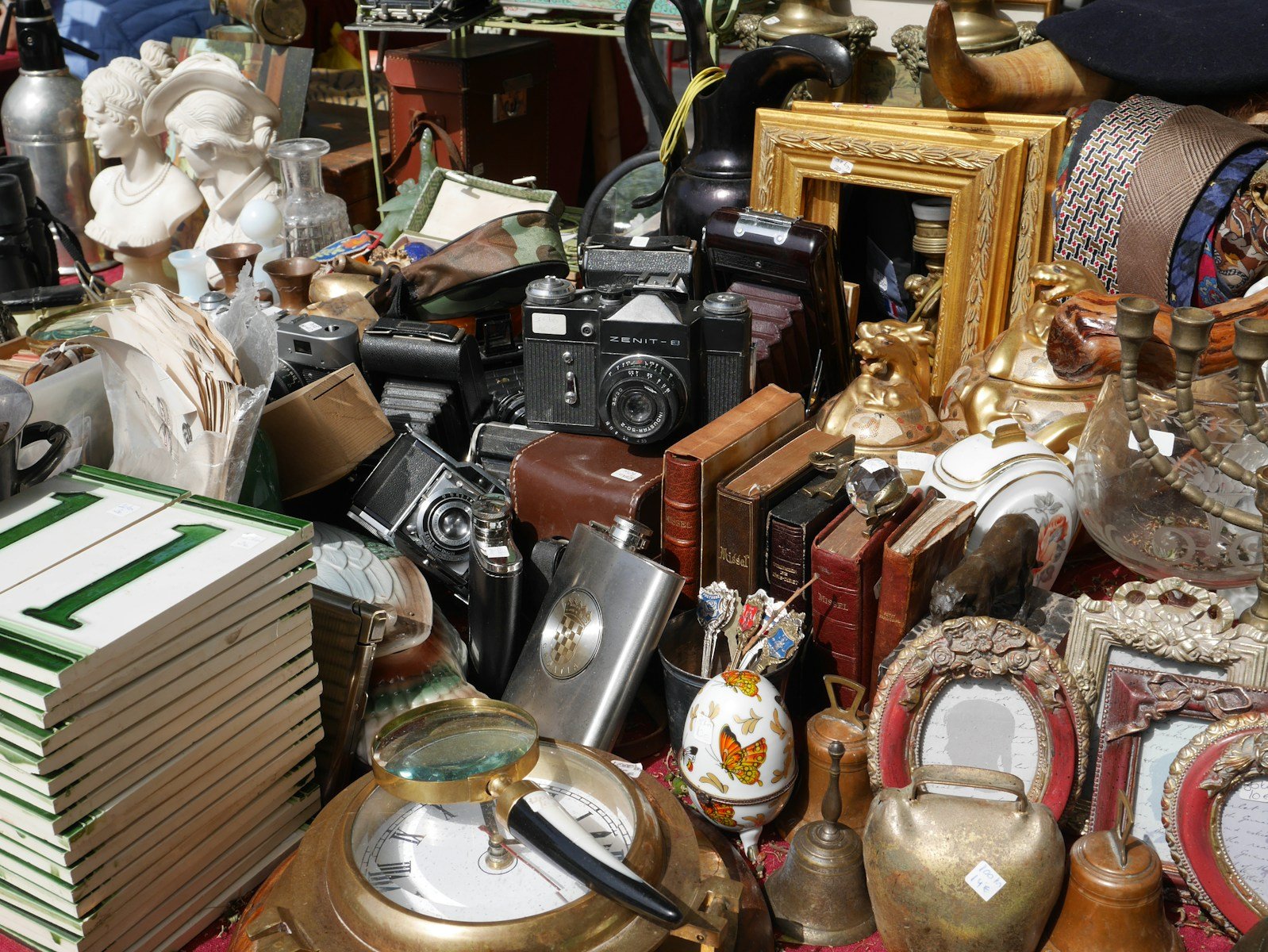 Cherchez l'information sur Bricabrac : guide complet pour les passionnés de brocante et de seconde main Dans un monde où la consommation responsable et le goût pour les objets anciens prennent de plus en plus d’ampleur, les plateformes dédiées aux brocantes et aux vide-greniers se multiplient. Parmi elles, Bricabrac s’impose comme une référence incontournable pour tous ceux qui souhaitent chiner, vendre ou simplement s’informer sur les événements liés à la seconde main. Que vous soyez collectionneur, amateur de bonnes affaires ou organisateur d’événements, chercher l’information sur Bricabrac vous permet de gagner du temps, de découvrir des trésors et de participer à une dynamique locale et conviviale. Qu’est-ce que Bricabrac ? Bricabrac est une plateforme en ligne spécialisée dans la diffusion d’informations sur les brocantes, les vide-greniers, les marchés aux puces et les événements similaires organisés partout en France. Elle regroupe des milliers d’annonces, mises à jour régulièrement, et permet aux utilisateurs de consulter les dates, les lieux, les horaires et les détails pratiques des manifestations à venir. L’objectif principal de Bricabrac est de faciliter la rencontre entre les exposants et les chineurs, tout en valorisant le réemploi, la récupération et la consommation durable. En quelques clics, il est possible de planifier ses sorties, de repérer les événements proches de chez soi et de s’inscrire en tant que vendeur. Pourquoi chercher l’information sur Bricabrac ? Chercher l’information sur Bricabrac présente plusieurs avantages : Accès rapide à un calendrier complet des événements de seconde main dans toutes les régions. Filtrage par département, ville ou date, pour une recherche ciblée et efficace. Descriptions détaillées des événements, incluant le nombre d’exposants, les types d’objets proposés, les conditions d’accès et les coordonnées des organisateurs. Possibilité de s’inscrire en tant qu’exposant, avec des informations sur les modalités de participation. Mise en avant des événements locaux, souvent organisés par des associations ou des municipalités. Cette centralisation de l’information permet aux passionnés de ne rien manquer et aux organisateurs de toucher un public plus large. Comment utiliser Bricabrac efficacement ? Pour tirer le meilleur parti de la plateforme, voici quelques conseils pratiques : 1. Définir ses critères de recherche Avant de commencer, il est utile de savoir ce que l’on cherche : un vide-grenier dans son quartier, une brocante spécialisée dans les objets vintage, un marché aux puces avec des exposants professionnels… En précisant ses attentes, on peut utiliser les filtres proposés pour affiner les résultats. 2. Consulter le calendrier régulièrement Les événements sont mis à jour fréquemment. Il est donc recommandé de consulter le calendrier chaque semaine, surtout à l’approche des beaux jours, période propice aux manifestations en plein air. 3. Lire les descriptions avec attention Chaque annonce contient des informations utiles : nombre d’exposants, type de produits, horaires, accès, services disponibles (restauration, parking, animations…). Ces détails permettent de choisir les événements les plus adaptés à ses envies. 4. Préparer sa visite Une fois l’événement sélectionné, il est conseillé de préparer sa visite : prévoir de l’argent liquide, des sacs ou des caisses pour transporter ses trouvailles, vérifier la météo, et arriver tôt pour bénéficier des meilleures opportunités. Les types d’événements référencés sur Bricabrac La plateforme couvre une grande variété de manifestations : Vide-greniers : organisés par des particuliers, ils permettent de vendre des objets du quotidien à petits prix. Brocantes : souvent plus spécialisées, elles regroupent des exposants professionnels ou semi-professionnels. Marchés aux puces : lieux emblématiques pour les collectionneurs et les amateurs d’objets anciens. Braderies : événements de grande envergure, parfois liés à des fêtes locales. Bric-à-brac : mélange hétéroclite d’objets, souvent proposé dans un cadre convivial et familial. Chaque type d’événement a ses spécificités, et Bricabrac permet de les distinguer facilement. L’intérêt écologique et économique du bric-à-brac Participer à un bric-à-brac ou à une brocante, c’est aussi faire un geste pour l’environnement. En donnant une seconde vie aux objets, on limite les déchets, on réduit la production industrielle et on favorise une économie circulaire. C’est également une manière de consommer autrement, en privilégiant la qualité, l’authenticité et le lien social. Sur le plan économique, les bric-à-brac permettent de réaliser de bonnes affaires, que ce soit pour acheter à moindre coût ou pour vendre des objets inutilisés. C’est une alternative intéressante à la consommation classique, accessible à tous. Organiser un événement et le publier sur Bricabrac Les organisateurs peuvent également utiliser la plateforme pour promouvoir leurs événements. Il suffit de créer un compte, de remplir un formulaire avec les détails de la manifestation, et de publier l’annonce. Cela permet de toucher un public ciblé, déjà intéressé par ce type d’événement. Quelques conseils pour organiser un bric-à-brac réussi : Choisir une date et un lieu accessibles Prévoir une signalétique claire et une bonne organisation logistique Communiquer en amont sur les réseaux sociaux et les plateformes spécialisées Offrir des services complémentaires (restauration, animations, parking) Respecter les règles sanitaires et de sécurité Conclusion Chercher l’information sur Bricabrac, c’est s’ouvrir à un univers riche, convivial et durable. Que l’on soit acheteur, vendeur ou simple curieux, la plateforme offre tous les outils nécessaires pour découvrir, participer et profiter pleinement des événements liés à la seconde main. Dans un contexte où la consommation évolue vers plus de responsabilité et d’authenticité, Bricabrac s’impose comme un allié précieux pour tous les chineurs modernes. En quelques clics, vous pouvez planifier vos sorties, organiser votre propre événement ou simplement vous laisser surprendre par les trésors cachés du quotidien.