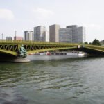 L'Île aux Cygnes et le Pont Mirabeau : Dialogue entre Poésie et Ingénierie au Fil de la Seine