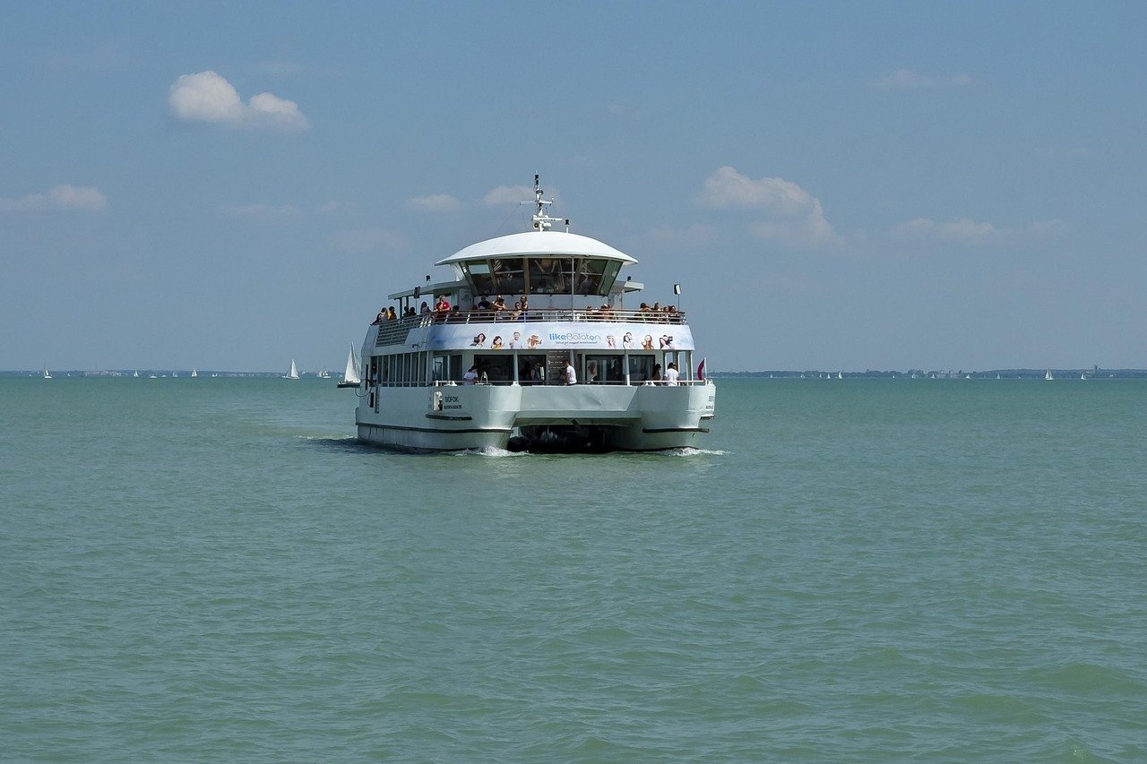 découvrez nos croisières en catamaran pour une expérience inoubliable sur l'eau, entre détente, aventure et paysages magnifiques.